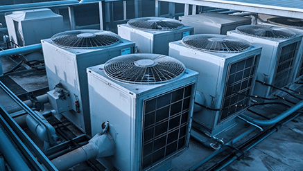 Zdjęcie z góry, sześciu klimatyzatorów umieszczonych na dachu budynku