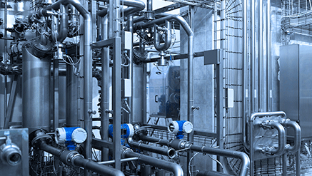 Ujęcie z boku instalacji sanitarnej w firmie produkcyjnej.